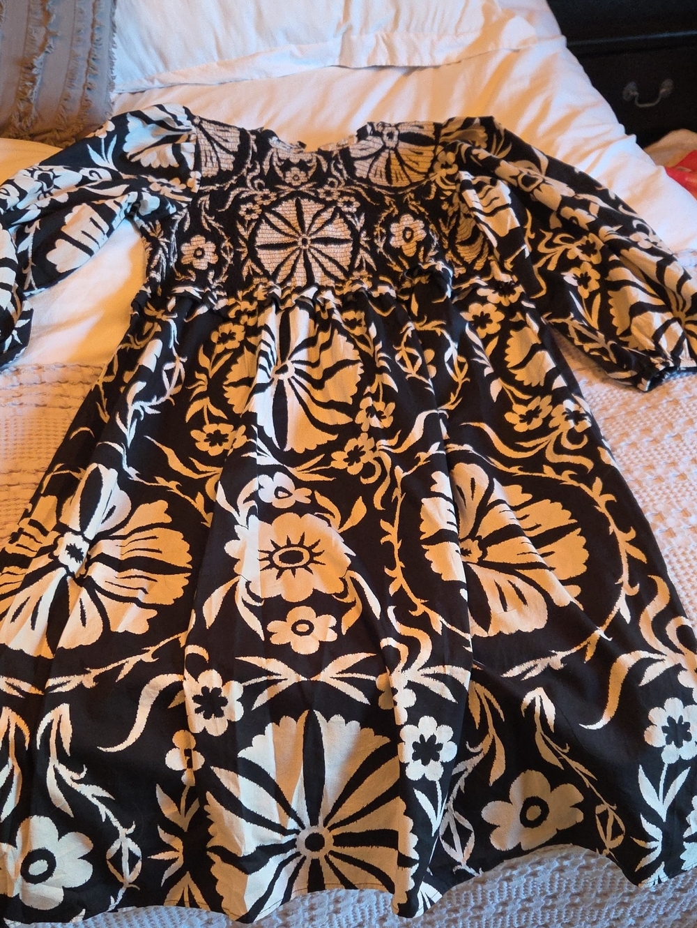 Black & White Floral Smocked  Dress Lg
